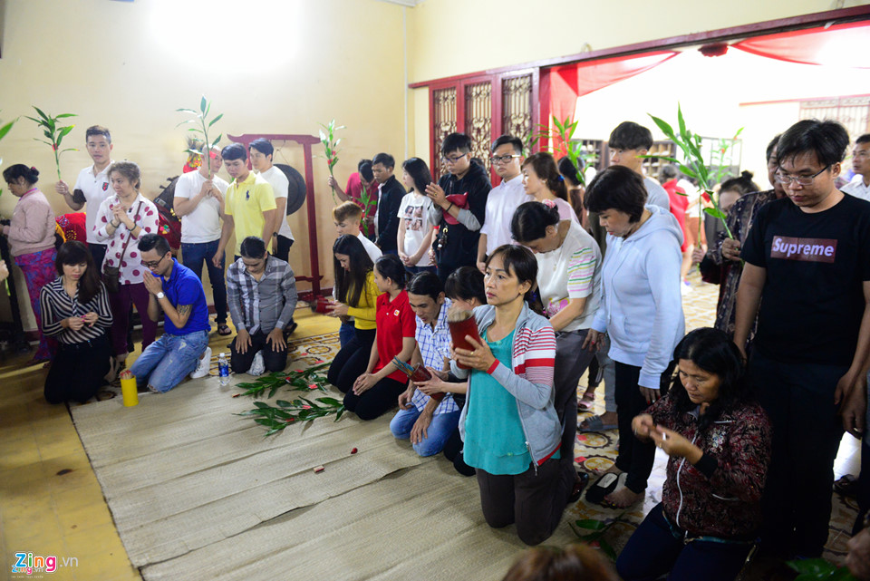 Người Sài Gòn xếp hàng để được gõ chuông chùa ngày đầu năm